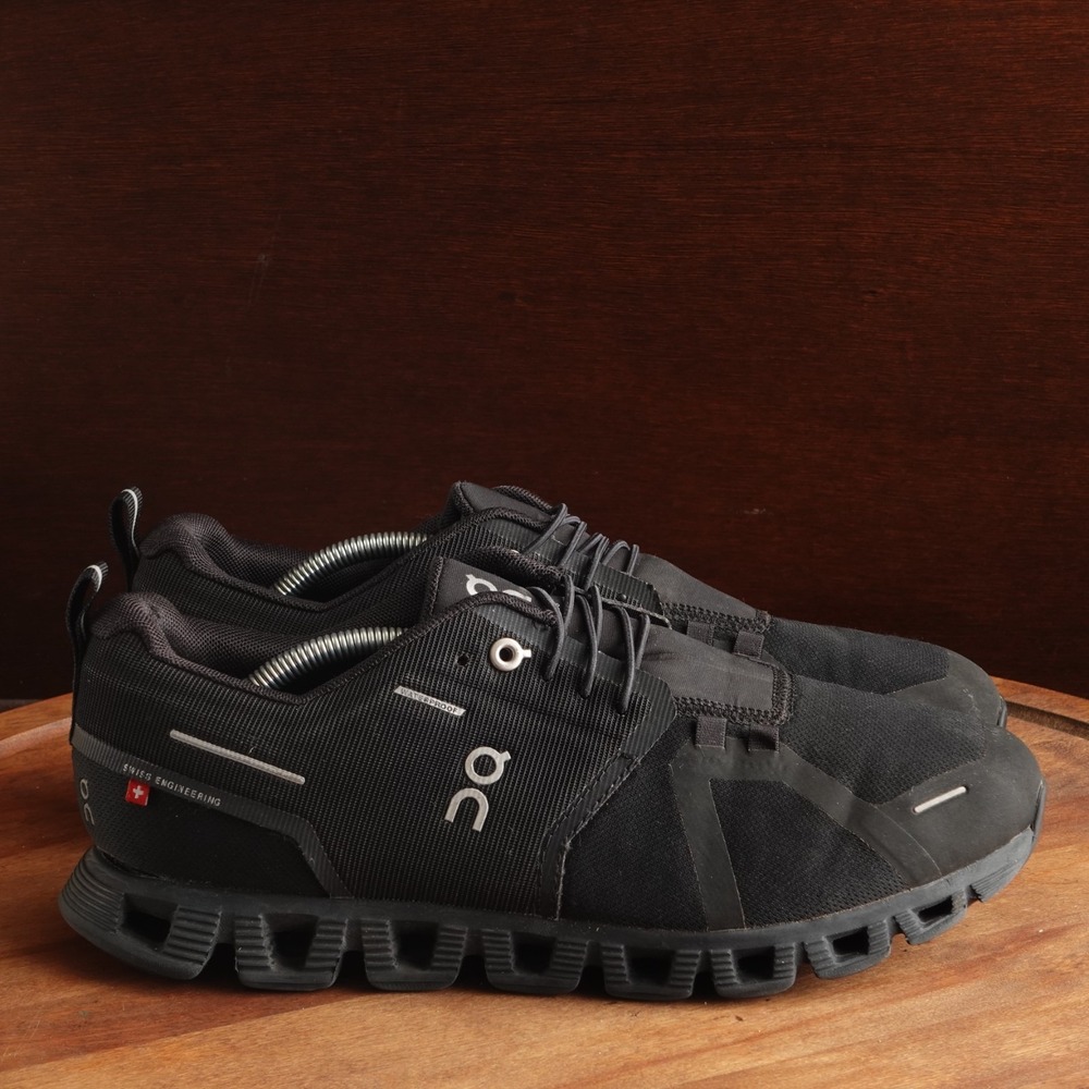 ON Running Shoes Womens SZ 9.5 BLK Cloud 5 Athletic Waterproof Training Sneakers